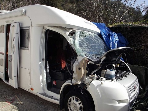 Vue latérale gauche camping car chute de rocher