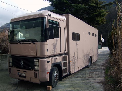 vue latérale gauche avant camion à chevaux