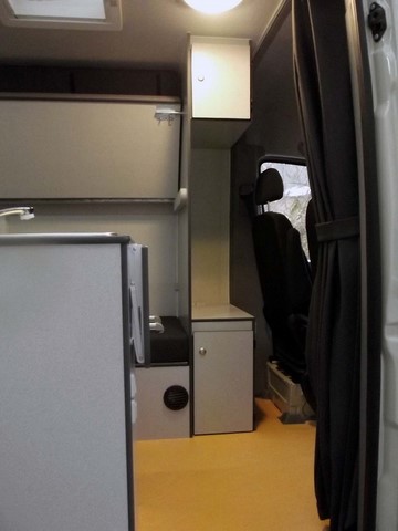 vue latérale du mercedes sprinter 316