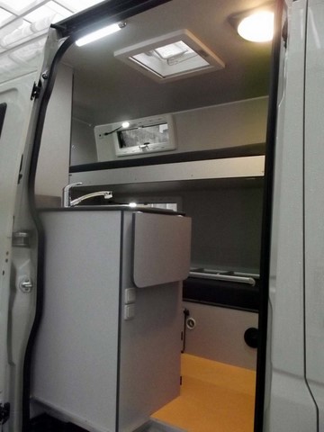 vue latérale vers l'arrière mercedes sprinter 316