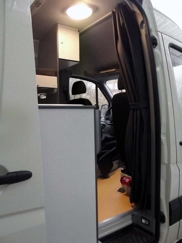 vue latérale vers l'avant du mercedes sprinter 316